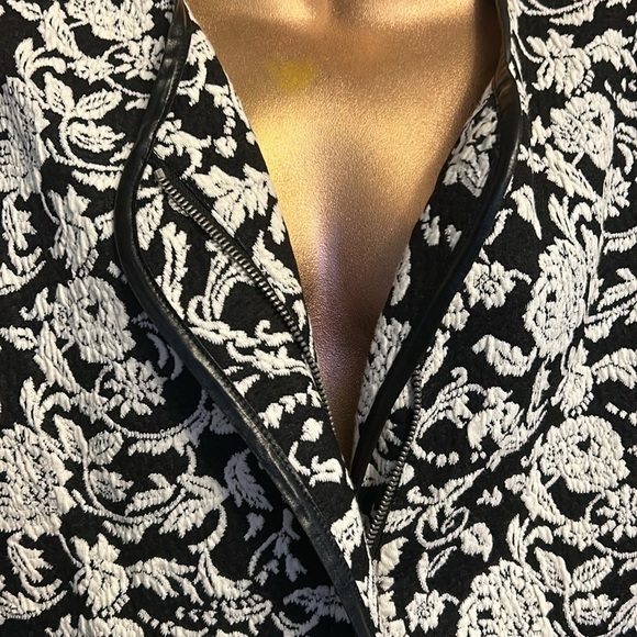 Promod Monochrome Floral Blouse - Picture 3 of 11